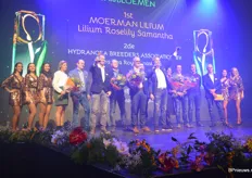 Winnaar Categorie Snijbloemen: Moerman Lilium met de Lilium oriental-Roselily Samantha, samen met de andere genomineerden in deze categorie.
